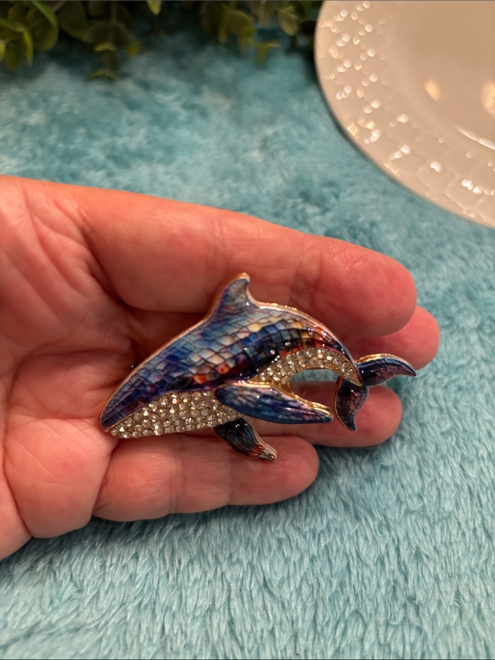 Beach Ocean Sea Life Crystal Encrusted Whale Brooch Pin NWT 2.75x1.75โ - Picture 8 of 15